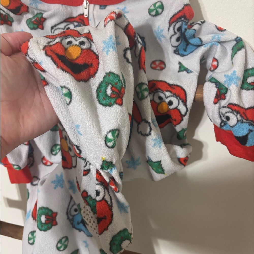 💙 5 for $25 💙 Sesame Street Kids Christmas Footie Pajama - Picture 2 of 3